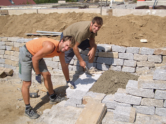Gerald Berger mit Kollegen beim Erbauen einer Grantisteinmauer