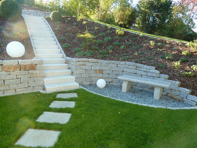 Granitsteinmauer mit Sitzgelegenheit aus Stein im Garten, Ebenengestaltung im Garten