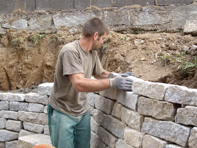 Garten Berger - Gerald beim Erbauen einer Mauer