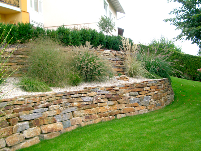 Stainzermauer als Ebenengestaltung im Garten, bepflanzte Fläche oberhalb der Mauer